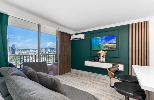 Waikiki Apartment | Modern Suite Free Parking View AC King Bed Kitchen
