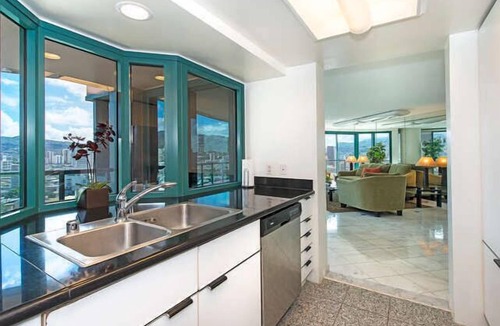 McCully - Moiliili Condo | Mountain-City Views Condo at the Waikiki Landmark w/Parking & Near the Beach