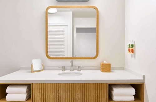 Kaanapali Hotel | Near Whalers Village + Pools and Watersports