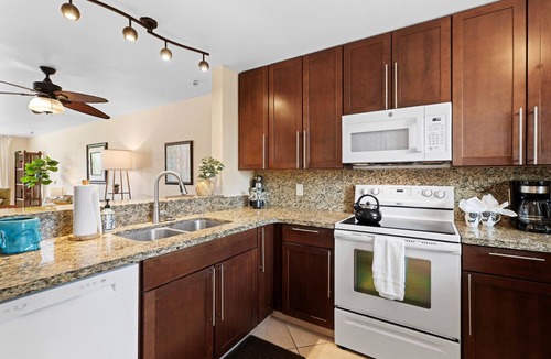 Kahaluu-Keauhou Condo | NEW LISTING Beautiful Kailua Kona 2-bed 2-bath condo w/AC in at KKSRC by beach