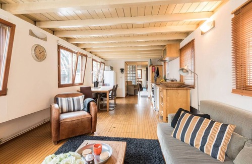 Jordaan Boat Rental | Nicely decorated houseboat-apartment at the canal district in the historic old centre of Amsterdam.