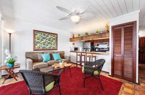 Historic Kailua Village Condo | 🏖️Ocean Front Deluxe | Top Floor | AC | Concierge Included