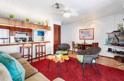 Historic Kailua Village Condo | 🏖️Ocean Front Deluxe | Top Floor | AC | Concierge Included