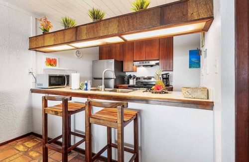 Historic Kailua Village Condo | 🏖️Ocean Front Deluxe | Top Floor | AC | Concierge Included