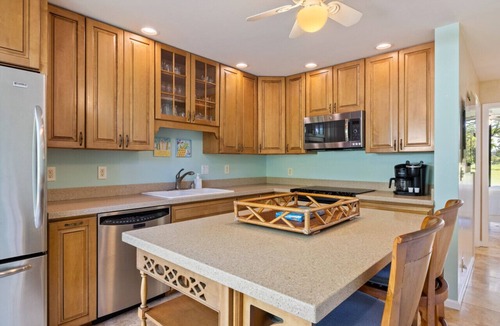 Kahuku House | Ocean Pearl: Luxurious Golf Course Retreat