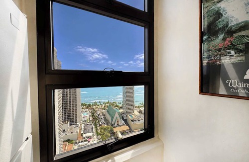 Waikiki Condo | Ocean-view retreat w/lanai & free parking