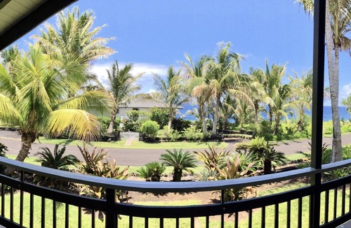 Kapoho House | Ocean Views Whale Watching Sea Turtles Sunrise Lanai King Bed