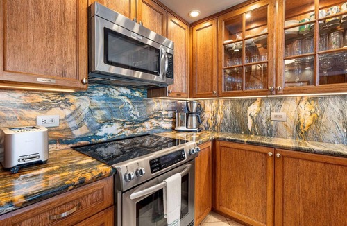 Historic Kailua Village Condo | 🏖️Oceanfront Aliʻi Drive Condo w/A/C | Walk to Town