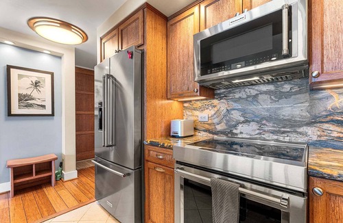 Historic Kailua Village Condo | 🏖️Oceanfront Aliʻi Drive Condo w/A/C | Walk to Town