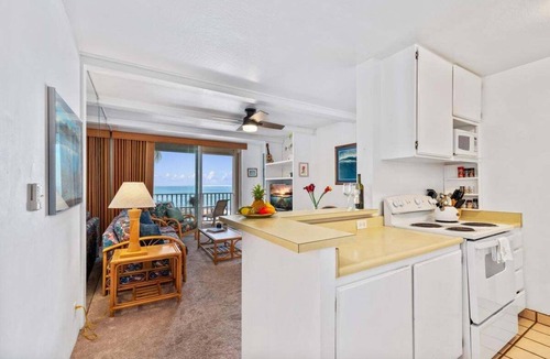 Historic Kailua Village Condo | Oceanfront Blissful Sanctuary 🐳 Balcony that Almost Hangs Over The Ocean! 🐠 Hale Kona Kai 308