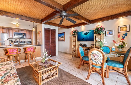 Historic Kailua Village Condo | 🏖️Oceanfront Kona Condo Steps from Honl's Beach | Lanai Views | Kona Reef A6