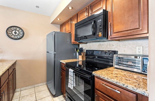 Historic Kailua Village Condo | 🏖️Oceanfront Kona Condo Steps from Honl's Beach | Lanai Views | Kona Reef A6
