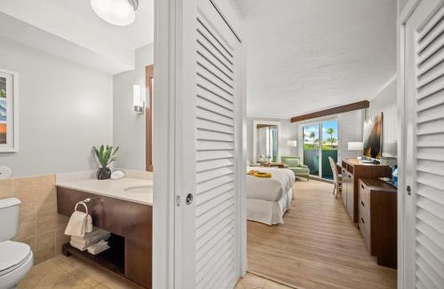 Hanamaulu Apartment | Oceanfront Paradise Room with Pool and Oceanviews