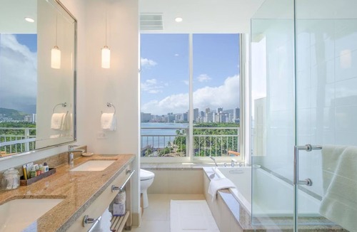 Diamond Head - Kapahulu - St. Louis Hotel | Oceanfront Room w/Private Lanai | Steps to the Beach & Close to Diamond Head