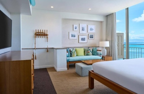 Diamond Head - Kapahulu - St. Louis Hotel | Oceanfront Room w/Private Lanai | Steps to the Beach & Close to Diamond Head