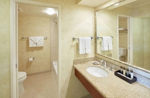 Waikiki Hotel | On Beautiful Waikiki Beach! Pool, Spa, 3 On-Site Restaurants, Water Activities