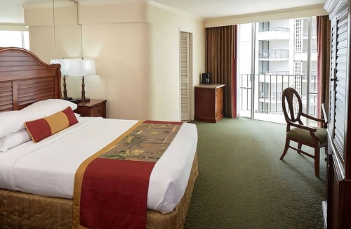 Waikiki Hotel | On Beautiful Waikiki Beach! Pool, Spa, 3 On-Site Restaurants, Water Activities