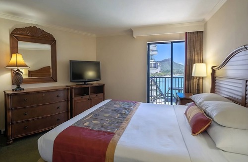Waikiki Hotel | On Beautiful Waikiki Beach! Pool, Spa, 3 On-Site Restaurants, Water Activities