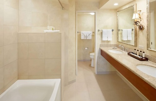 Waikiki Hotel | On Beautiful Waikiki Beach! Pool, Spa, 3 On-Site Restaurants, Water Activities