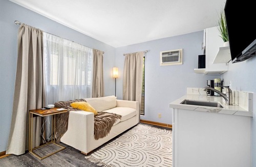 Hawaii Kai Cottage | One Bedroom Cottage with kitchenette and private garden