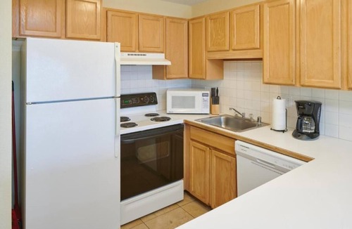 Nawiliwili Apartment | One Room w/Queen Bed | Free Parking | Pool Access | Near Wilcox Rd Beaches
