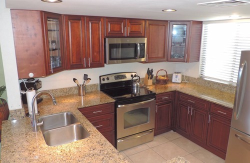 Kahaluu Bay Condo | Paradise found 2 bed, 2 bath renovated condo @ White Sands Village-Magic Sands