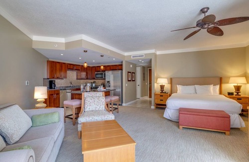 Honokowai Hotel | Paradise Found! Short Drive to Kapalua Airport! Onsite Parking and Swimming Pool
