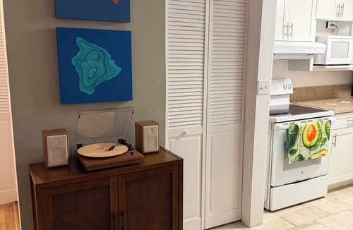 Historic Kailua Village Apartment | Peek-a-Boo Ocean View Condo in Kona - Walk to Beaches, Shops & Restaurants