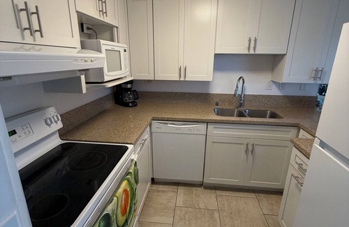 Historic Kailua Village Apartment | Peek-a-Boo Ocean View Condo in Kona - Walk to Beaches, Shops & Restaurants