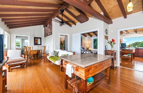 Lanikai House | Penthouse Living in Beautiful Lanikai – 2 Bedrooms, 1 Bathroom, Ocean Views