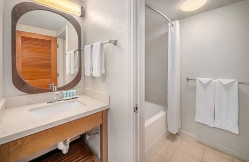 Kahului Hotel | Perfect Beach Vacay! 4 Spacious Rooms | Pool + Fireplace | Near Paukukalo Beach