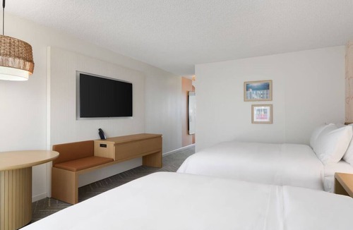 Waikiki Hotel | Pet-Friendly Room Near Waikiki Beach – Perfect for Families | With Swimming Pool