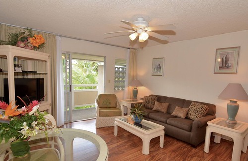 Wailua Condo | Plantation Hale unit with kitchen, Remodeled, Walk to Beach. Free parking