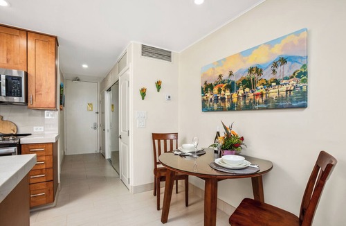 Historic Lahaina Front Street Condo | Premier Oceanfront Room