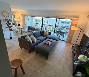 Historic Kailua Village Apartment | Premium 2-bedroom Condo in adorable Kona - Walk to Beaches Shops & Restaurants - Booking FAST