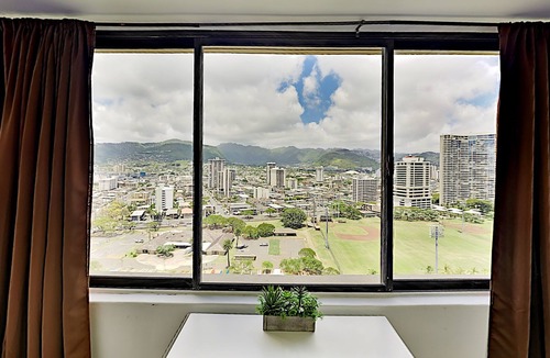 McCully - Moiliili Condo | Quaint Waikiki Monarch Studio | Pool + Gym