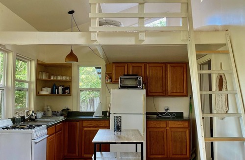 Makawao Cottage | Quiet 1-bd cottage retreat with sleeping loft & work space