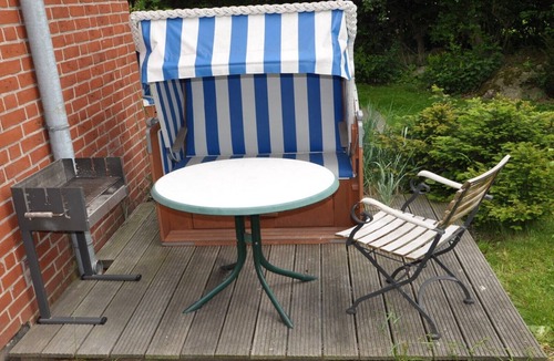 Brodten Apartment | Quiet location, walking distance from Brodtener Steufer, modern facilities, WiFi
