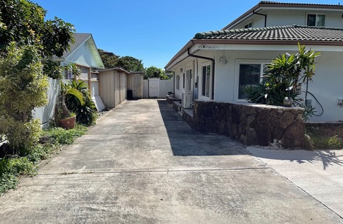 Eastern Honolulu House | Quiet neighborhood- 2 bedroom & 1 bathroom with 2 tandem parking!