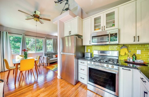 Volcano House | Rainforest Retreat w/Hot Tub: Mins to Nat'l Park!