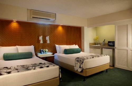 Waikiki Hotel | Relaxed Family Travel: 4 Spacious Rooms Near Waikiki + Free Breakfast