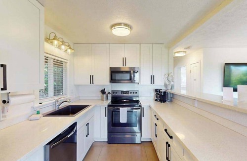 Kihei House | Remodeled Maui Meadows Cottage with AC, Ocean Views & Lanai