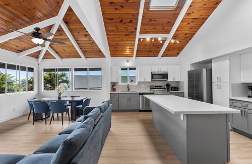 Kona Palisades House | Renovated 3BR w/AC, Vaulted Ceilings & Lanai Ocean View Near Airport