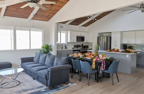 Kona Palisades House | Renovated 3BR w/AC, Vaulted Ceilings & Lanai Ocean View Near Airport