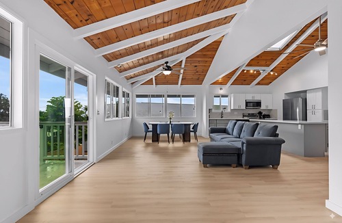 Kona Palisades House | Renovated 5BR w/AC, Vaulted Ceilings & Lanai Ocean View Near Airport