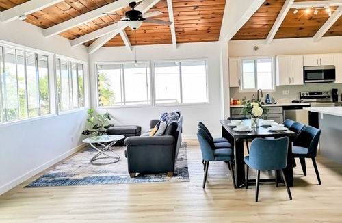 Kona Palisades House | Renovated 5BR w/AC, Vaulted Ceilings & Lanai Ocean View Near Airport