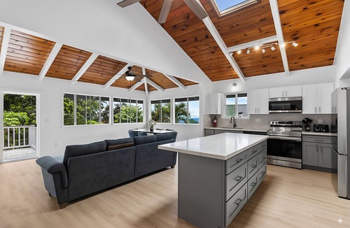 Kona Palisades House | Renovated 5BR w/AC, Vaulted Ceilings & Lanai Ocean View Near Airport