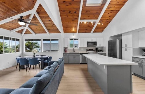 Kona Palisades House | Renovated 5BR w/AC, Vaulted Ceilings & Lanai Ocean View Near Airport