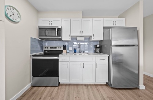 Waikiki Hotel | Renovated - Diamond Head and Ocean Views - FREE Parking - 1 Block to Beach