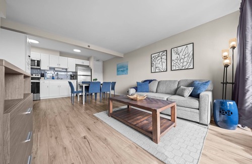 Waikiki Hotel | Renovated - Diamond Head and Ocean Views - FREE Parking - 1 Block to Beach